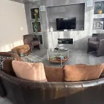 Spacious And Cozy House 3 Bedrooms *