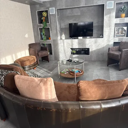 Spacious And Cozy House 3 Bedrooms *